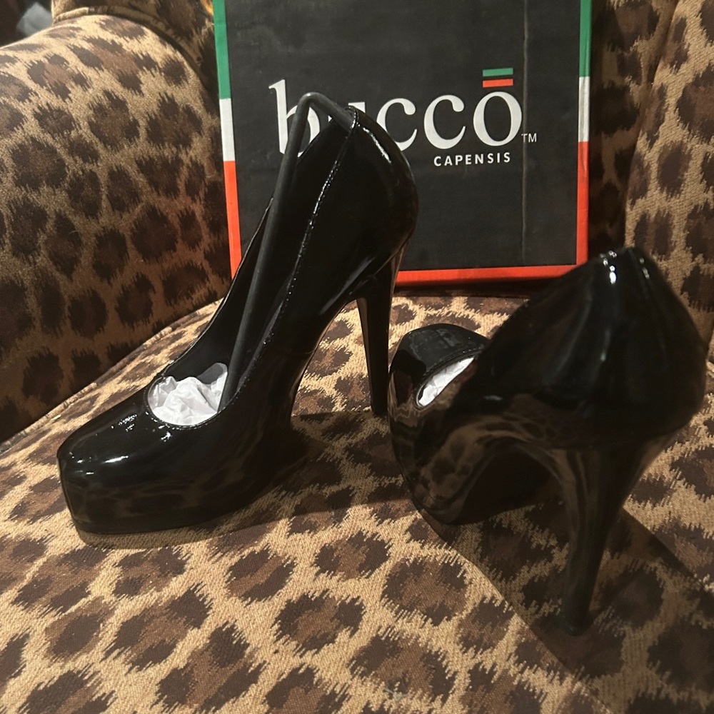 Bucco Capensis Delora black patent leather high heels - Sz 8